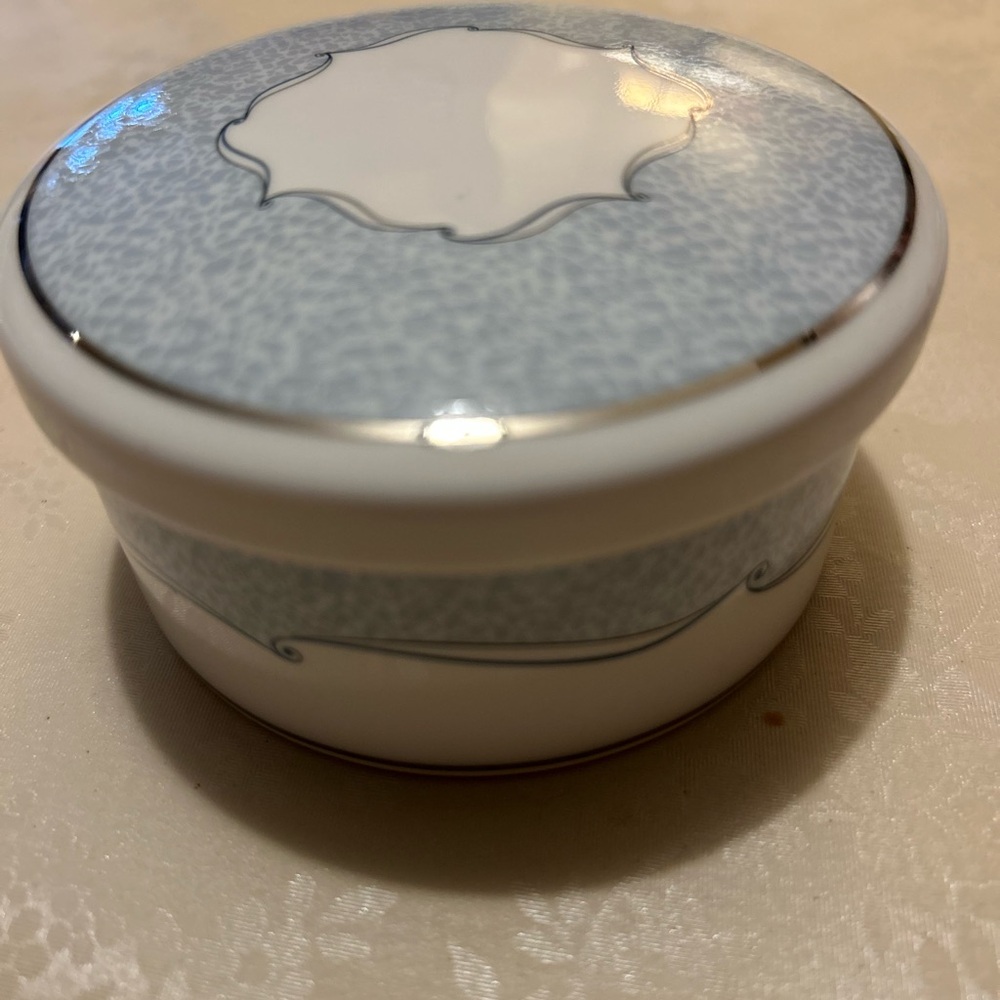 Wedgwood Blue VENICE White and Blue Trinket Box